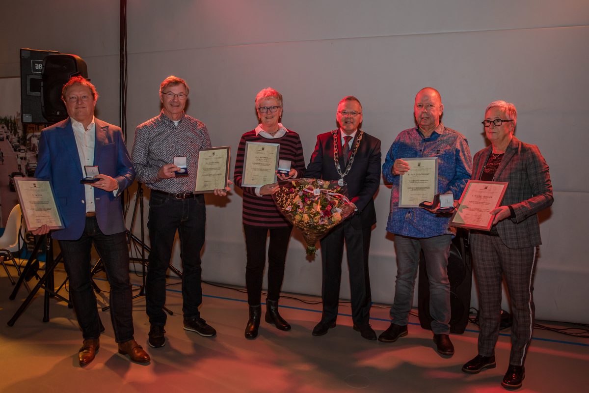 Burgemeester Jan Luteijn reikte de allerlaatste Cromstrijense waarderingspenningen uit aan vijf burgers