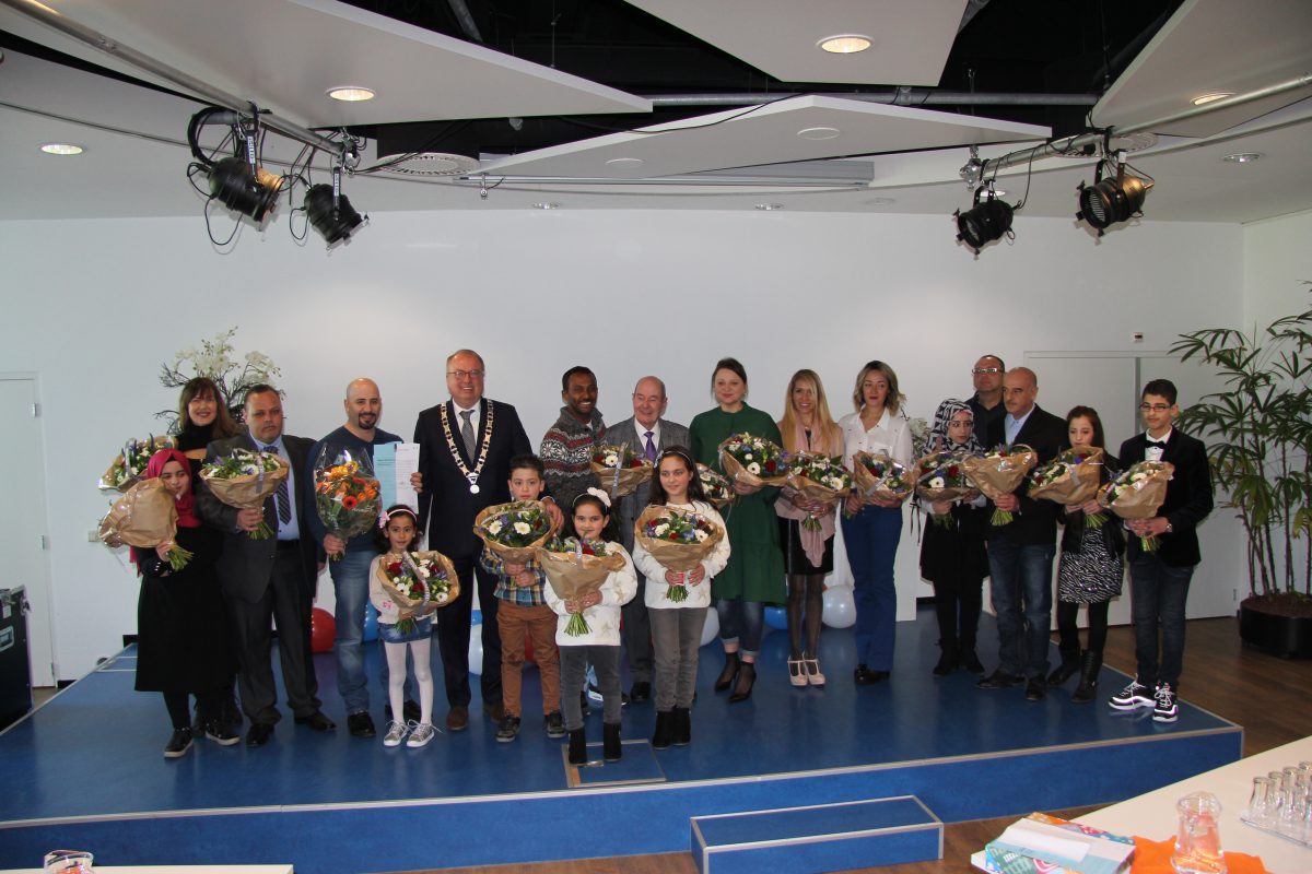 Te midden van vele vrienden, familie en collega’s kregen maar liefst 18 mensen de Nederlandse nationaliteit in de gemeente Hoeksche Waard - Foto: Gemeente Hoeksche Waard