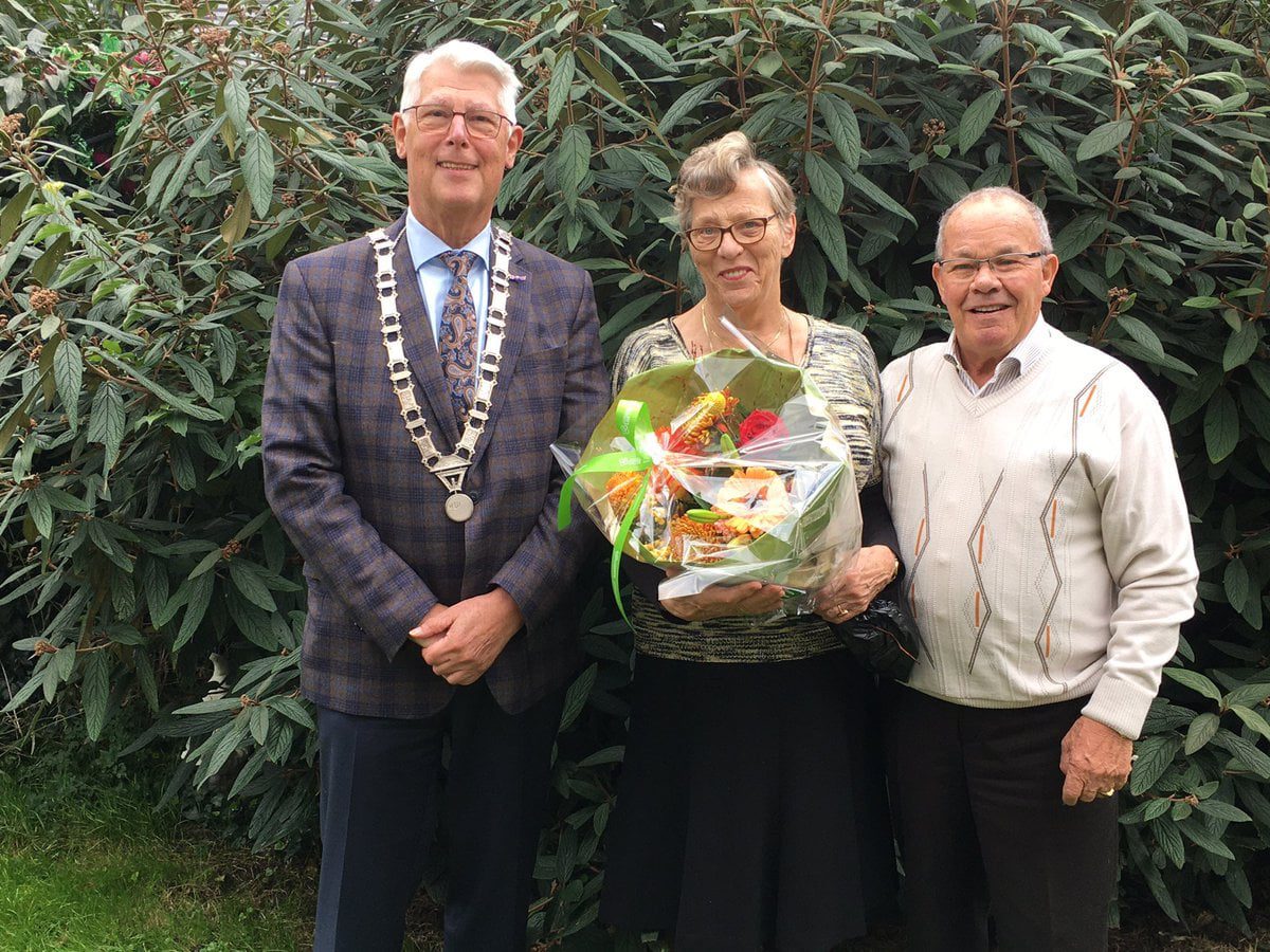 Bloemen en felicitatiebezoek van locoburgemeester Piet van Leenen voor het diamanten bruidspaar Cor en Loes den Broeder-van der Stouw in #Puttershoek. De 84-jarige bruidegom en de 78-jarige bruid zijn nog steeds actief als vrijwilligers in ‘t Huys te Hoecke. - Foto gemeente Hoeksche Waard