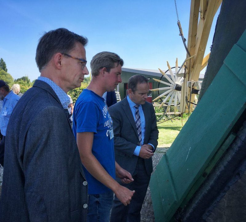 Wethouder van Waveren samen met molenaar Ruben Viergever en burgemeester Bram van Hemmen - Foto gemeente Hoeksche Waard