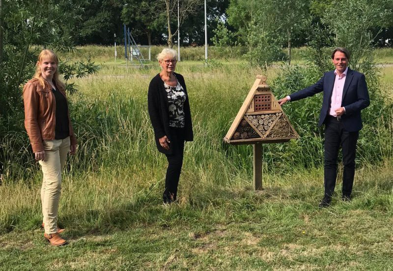 Vandaag plaatste wethouder Paul Boogaard een insectenhotel bij het gemeentehuis in Maasdam. - Foto Gemeente Hoeksche Waard