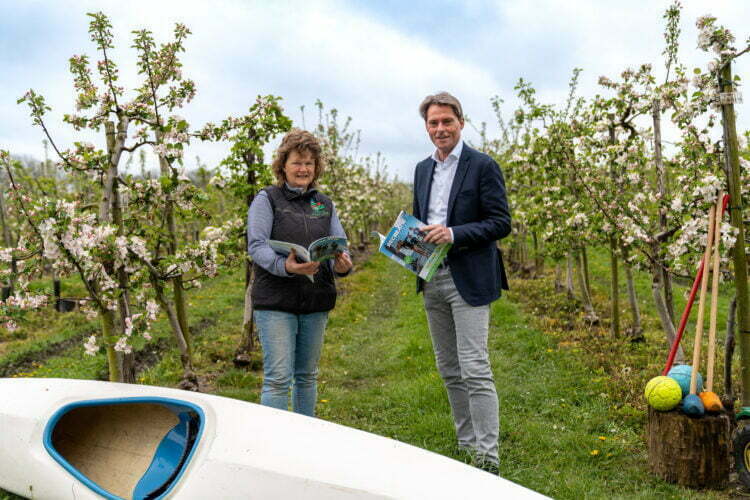 Jeanet Dekker van de Kikkershoek ontving vandaag de eerste exemplaren van het magazine van wethouder Paul Boogaard - Foto Casper Streefkerk