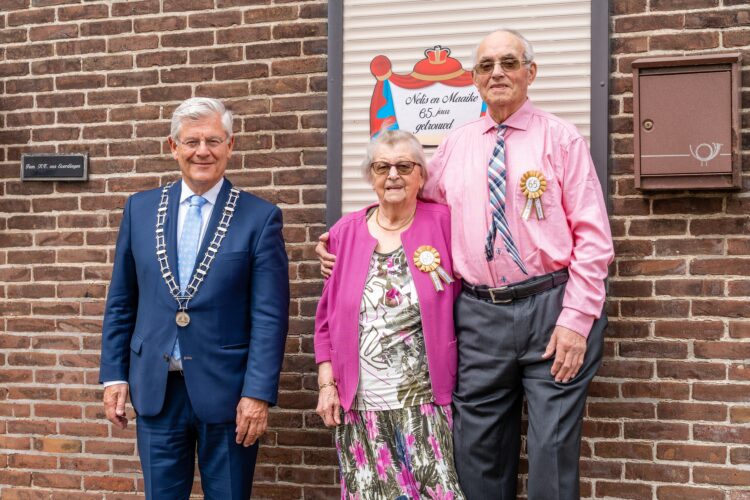 Echtpaar Van Everdingen-Luijendijk uit Strijen viert briljanten huwelijk - Foto Casper Streefkerk