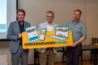 Wethouder Paul Boogaard (Gemeente Hoeksche Waard), Frank van den Ouden (Ondernemersvereniging Hoeksche Waard) en Martijn de Ruiter (StartSmart Hoeksche Waard) presenteren het nieuwe digitale platform. - Foto Spencer Lips