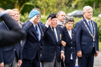 Jaarlijkse herdenking voor gesneuvelde militairen bij Indië-monument in Puttershoek