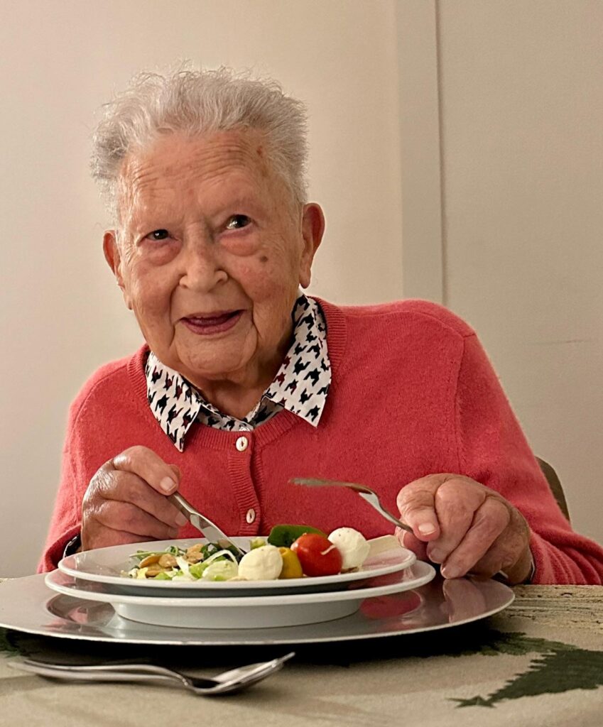 Kerstboom van mevrouw HokkeDekker (93) wordt na jaren opnieuw